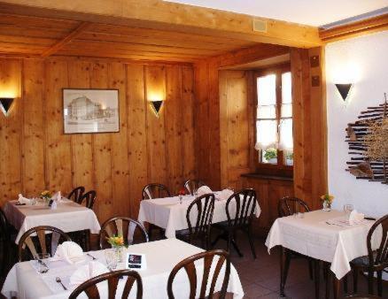 Chez Gilles Hotel Resto Bar Sa La Chaux De Fonds Exterior foto