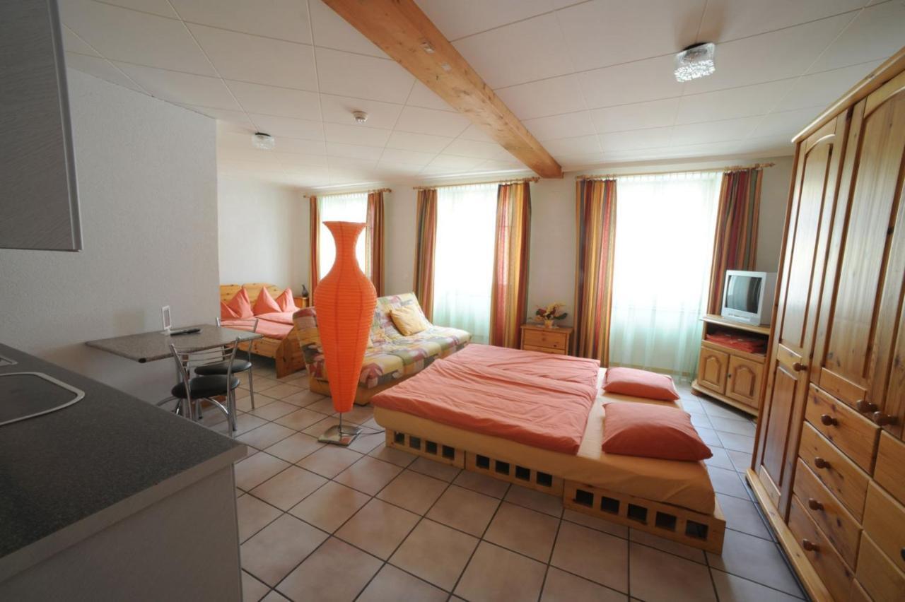Chez Gilles Hotel Resto Bar Sa La Chaux De Fonds Zimmer foto